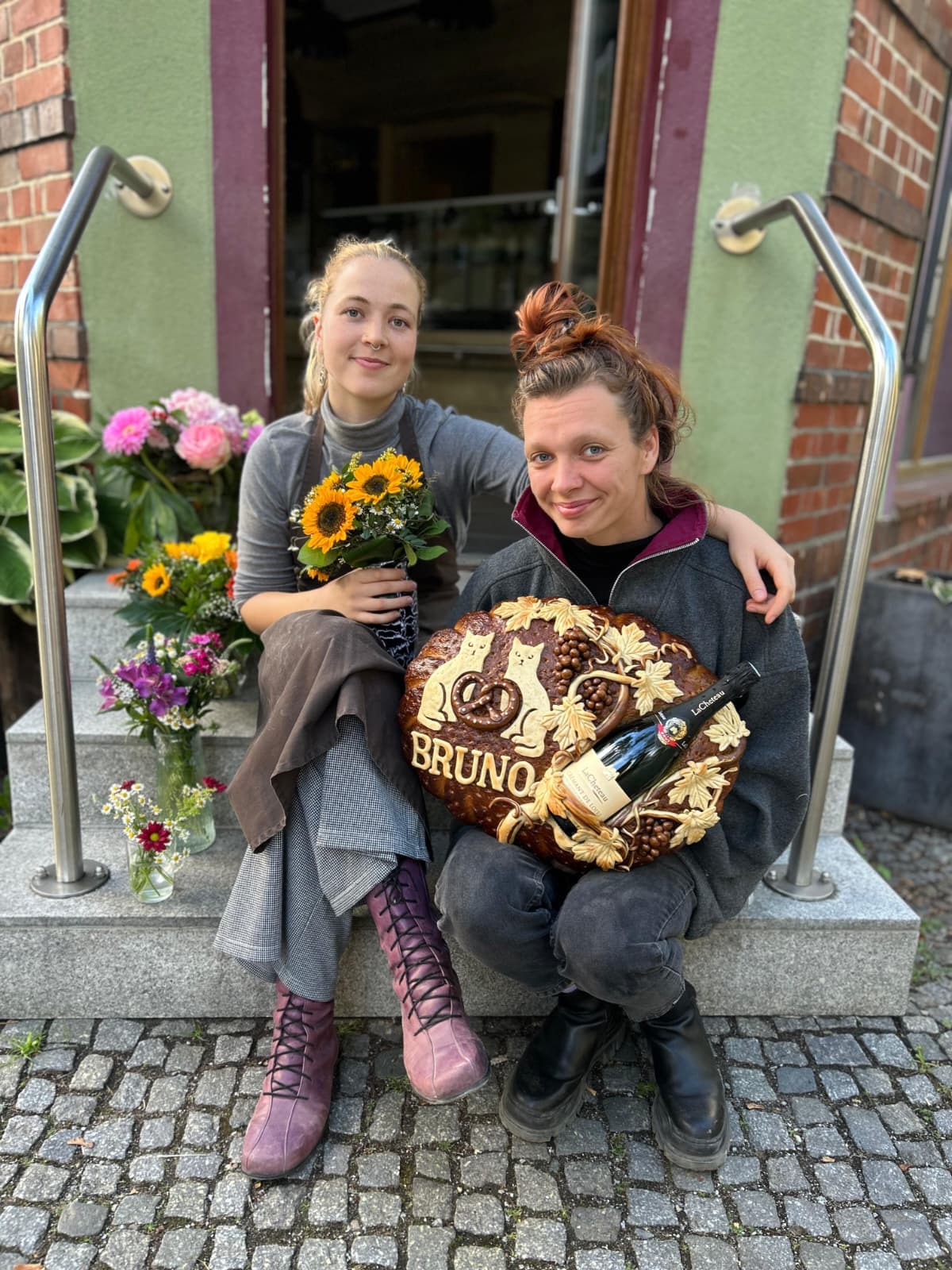 Viviane und Fiona vor der Bäckerei Bruno